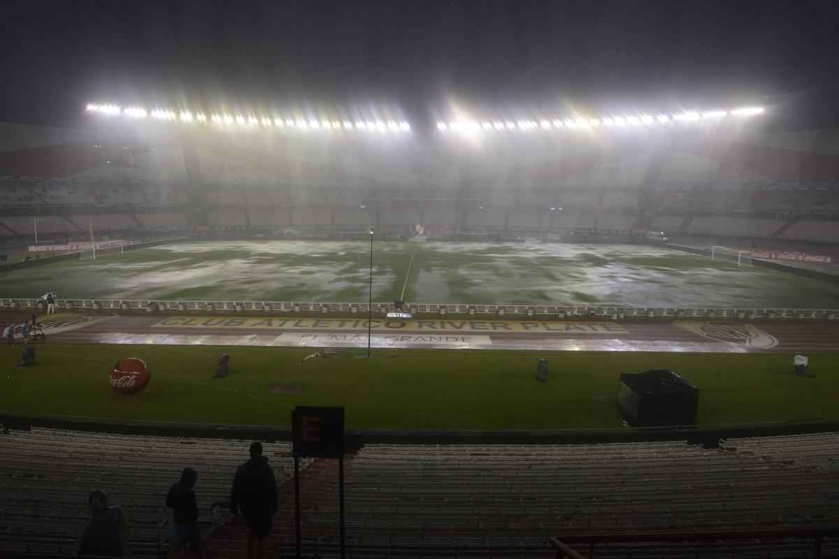 Campo ficou completamente alagado, e rbitros decidiram adiar jogo para sexta-feira, s 22h