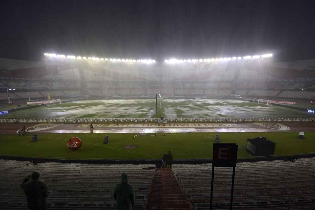 Campo ficou completamente alagado, e rbitros decidiram adiar jogo para sexta-feira, s 22h