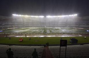 Campo ficou completamente alagado, e rbitros decidiram adiar jogo para sexta-feira, s 22h