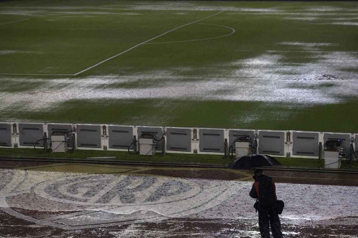 Campo ficou completamente alagado, e rbitros decidiram adiar jogo para sexta-feira, s 22h