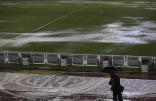 Campo ficou completamente alagado, e rbitros decidiram adiar jogo para sexta-feira, s 22h