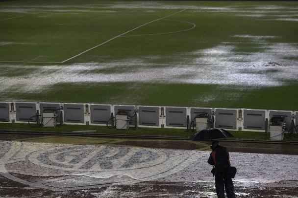 Campo ficou completamente alagado, e rbitros decidiram adiar jogo para sexta-feira, s 22h
