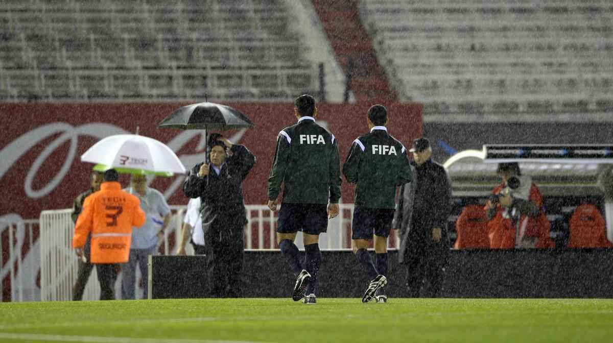 Campo ficou completamente alagado, e rbitros decidiram adiar jogo para sexta-feira, s 22h