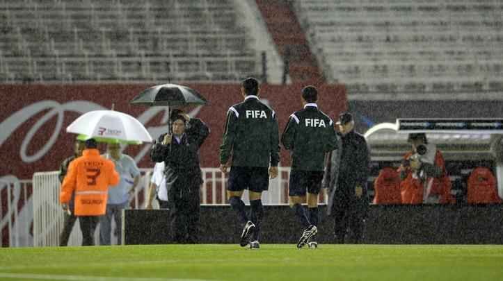 Campo ficou completamente alagado, e rbitros decidiram adiar jogo para sexta-feira, s 22h