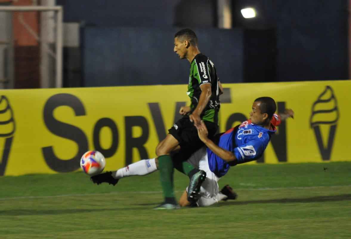 Derrotado pelo Paran por 1 a 0, neste sbado, na Vila Capanema, Amrica adiou sonho do acesso para prxima rodada, contra o Cear, no Independncia