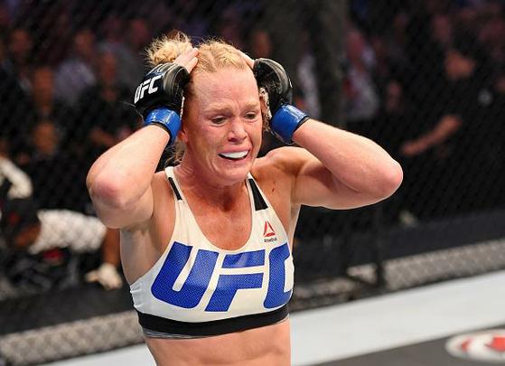 Ronda Rousey é nocauteada por Holly holm no segundo round e perde cinturão do peso galo feminino do UFC, na luta principal em Melbourne