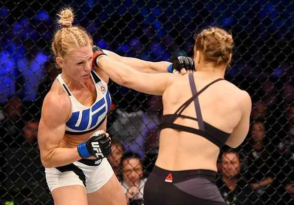 Ronda Rousey é nocauteada por Holly holm no segundo round e perde cinturão do peso galo feminino do UFC, na luta principal em Melbourne