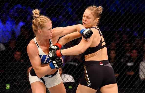 Ronda Rousey é nocauteada por Holly holm no segundo round e perde cinturão do peso galo feminino do UFC, na luta principal em Melbourne