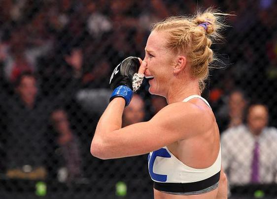 Ronda Rousey é nocauteada por Holly holm no segundo round e perde cinturão do peso galo feminino do UFC, na luta principal em Melbourne