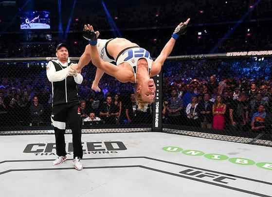 Ronda Rousey é nocauteada por Holly holm no segundo round e perde cinturão do peso galo feminino do UFC, na luta principal em Melbourne