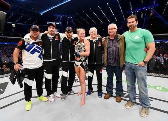 Ronda Rousey é nocauteada por Holly holm no segundo round e perde cinturão do peso galo feminino do UFC, na luta principal em Melbourne