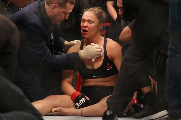 Ronda Rousey é nocauteada por Holly holm no segundo round e perde cinturão do peso galo feminino do UFC, na luta principal em Melbourne
