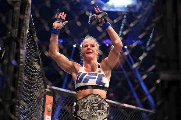 Ronda Rousey é nocauteada por Holly holm no segundo round e perde cinturão do peso galo feminino do UFC, na luta principal em Melbourne