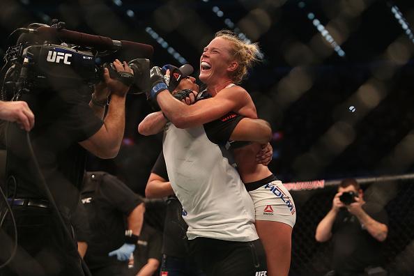 Ronda Rousey é nocauteada por Holly holm no segundo round e perde cinturão do peso galo feminino do UFC, na luta principal em Melbourne