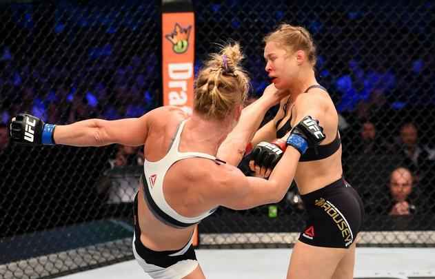 Ronda Rousey é nocauteada por Holly holm no segundo round e perde cinturão do peso galo feminino do UFC, na luta principal em Melbourne