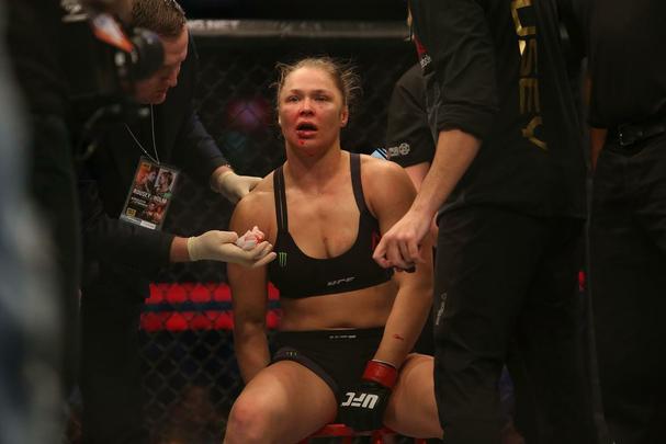 Ronda Rousey é nocauteada por Holly holm no segundo round e perde cinturão do peso galo feminino do UFC, na luta principal em Melbourne