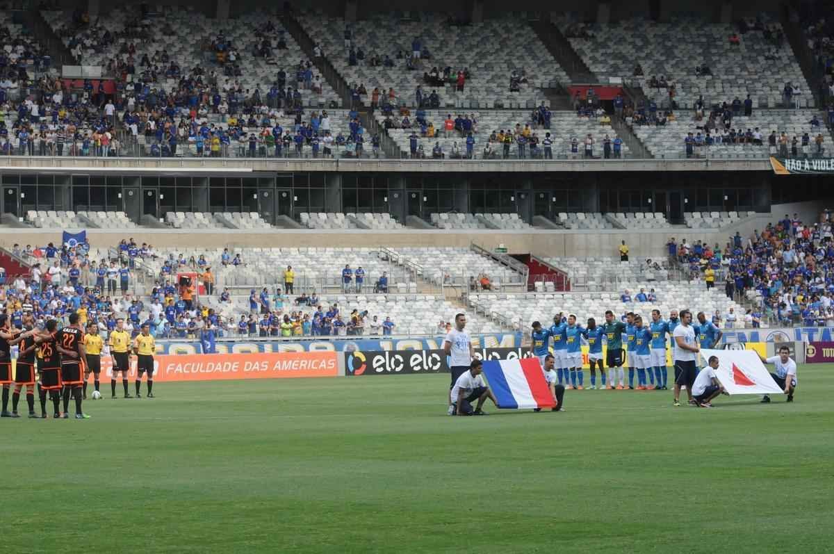 Um minuto de silncio foi respeitado em nome das vtimas das tragdias em Bento Rodrigues e Paris