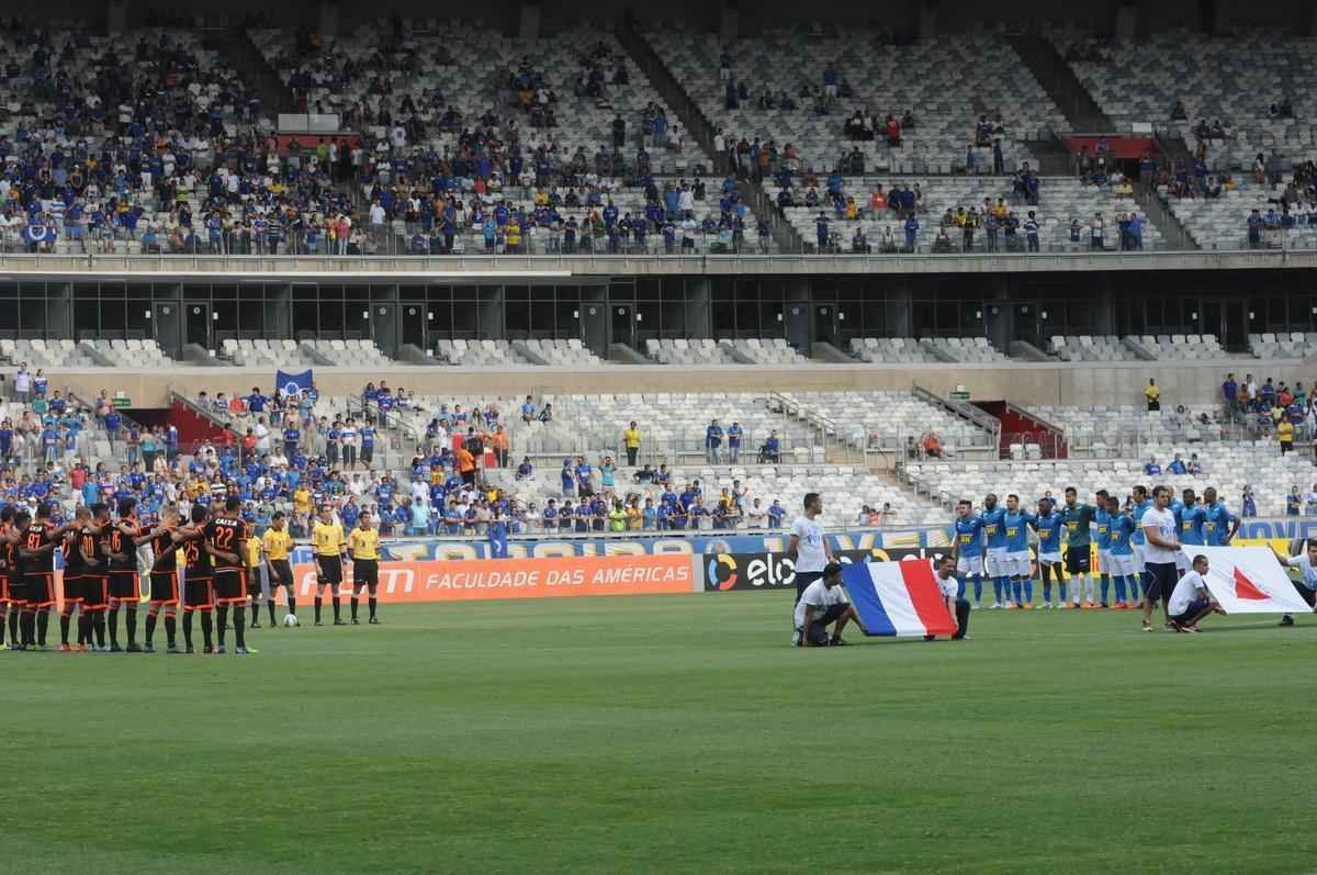 Um minuto de silncio foi respeitado em nome das vtimas das tragdias em Bento Rodrigues e Paris