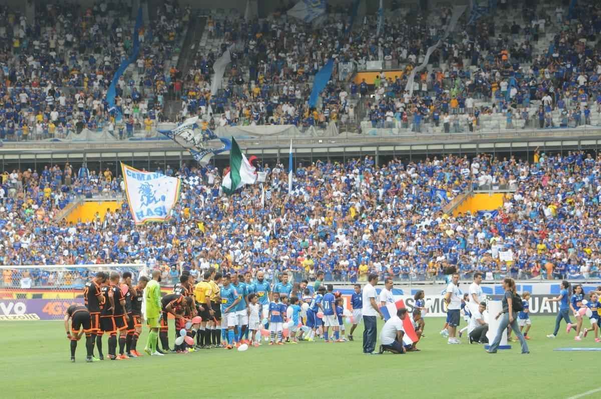 Um minuto de silncio foi respeitado em nome das vtimas das tragdias em Bento Rodrigues e Paris