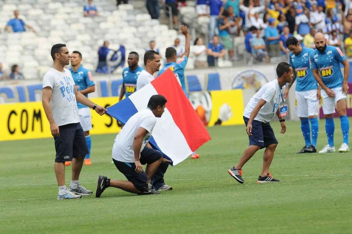 Um minuto de silncio foi respeitado em nome das vtimas das tragdias em Bento Rodrigues e Paris