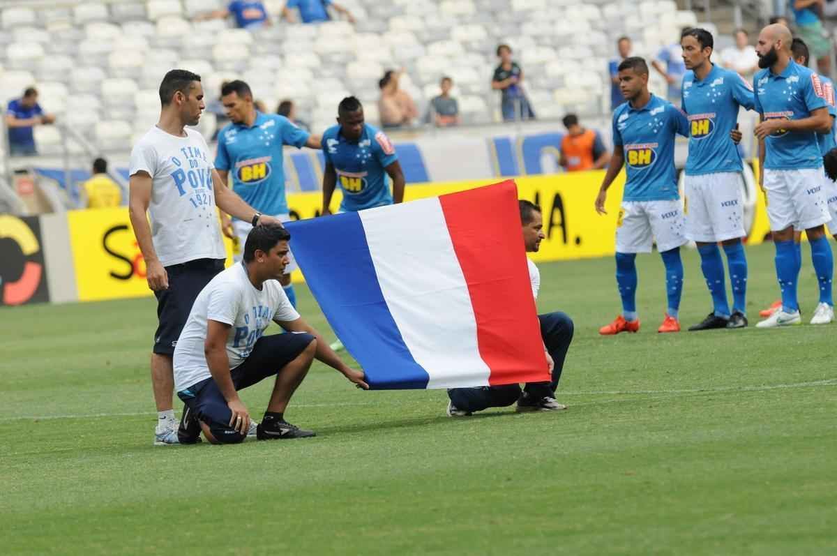 Um minuto de silncio foi respeitado em nome das vtimas das tragdias em Bento Rodrigues e Paris