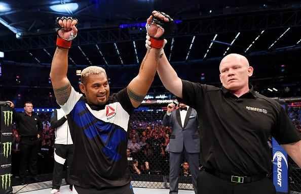 Em revanche depois de empate em duelo pico, h dois anos, Mark Hunt detona Antnio Pezo no UFC em Melbourne, vencendo por nocaute no primeiro round