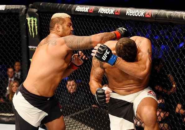 Em revanche depois de empate em duelo pico, h dois anos, Mark Hunt detona Antnio Pezo no UFC em Melbourne, vencendo por nocaute no primeiro round