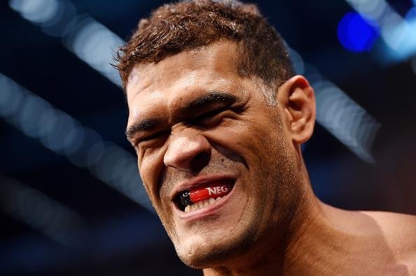 Em revanche depois de empate em duelo pico, h dois anos, Mark Hunt detona Antnio Pezo no UFC em Melbourne, vencendo por nocaute no primeiro round