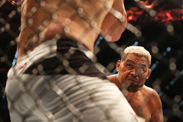 Em revanche depois de empate em duelo pico, h dois anos, Mark Hunt detona Antnio Pezo no UFC em Melbourne, vencendo por nocaute no primeiro round