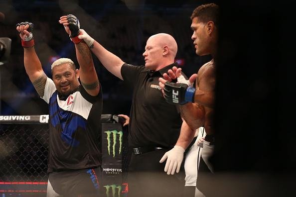 Em revanche depois de empate em duelo pico, h dois anos, Mark Hunt detona Antnio Pezo no UFC em Melbourne, vencendo por nocaute no primeiro round