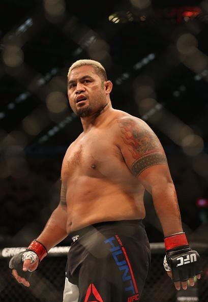 Em revanche depois de empate em duelo pico, h dois anos, Mark Hunt detona Antnio Pezo no UFC em Melbourne, vencendo por nocaute no primeiro round