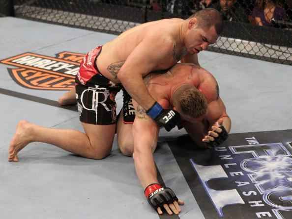 dolo do WWE e um dos lutadores mais populares da histria do UFC, Brock Lesnar colocou o cinturo do peso pesado em jogo pela terceira vez, na edio 121. em outubro de 2010, contra Cain Velasquez. Considerado favorito, o gigante no teve o mesmo sucesso das defesas de ttulo anteriores (quando bateu Frank Mir e Shane Carwin) e acabou nocauteado pelo americano de origem mexicana, a 4min12seg do primeiro round. Aps a perda do cinturo, Lesnar lutou mais uma vez no Ultimate, na derrota para Alistair Overeem, e decidiu abandonar o MMA.  Ele vinha enfrentando um problema com diverticulite (inflamao no intestino grosso), que abreviou a passagem pelo octgono: apenas oito lutas, com cinco vitrias e trs reveses