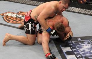 dolo do WWE e um dos lutadores mais populares da histria do UFC, Brock Lesnar colocou o cinturo do peso pesado em jogo pela terceira vez, na edio 121. em outubro de 2010, contra Cain Velasquez. Considerado favorito, o gigante no teve o mesmo sucesso das defesas de ttulo anteriores (quando bateu Frank Mir e Shane Carwin) e acabou nocauteado pelo americano de origem mexicana, a 4min12seg do primeiro round. Aps a perda do cinturo, Lesnar lutou mais uma vez no Ultimate, na derrota para Alistair Overeem, e decidiu abandonar o MMA.  Ele vinha enfrentando um problema com diverticulite (inflamao no intestino grosso), que abreviou a passagem pelo octgono: apenas oito lutas, com cinco vitrias e trs reveses