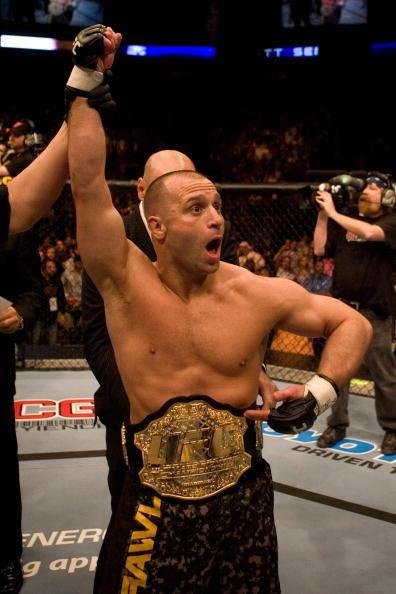 Em 2007, Georges St. Pierre ainda era uma jovem estrela do UFC e defenderia o cinturo dos meio-mdios, que conquistara ao bater Matt Hughes, pela primeira vez, contra Matt Serra. O canadense acabou nocauteado no primeiro round e perdeu o ttulo, naquela que foi a sua ltima derrota at decidir dar uma pausa na carreira, em novembro de 2013