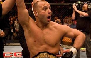 Em 2007, Georges St. Pierre ainda era uma jovem estrela do UFC e defenderia o cinturo dos meio-mdios, que conquistara ao bater Matt Hughes, pela primeira vez, contra Matt Serra. O canadense acabou nocauteado no primeiro round e perdeu o ttulo, naquela que foi a sua ltima derrota at decidir dar uma pausa na carreira, em novembro de 2013