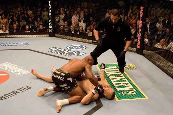 Chuck Liddell defendeu o cinturo dos meio-pesados por cinco vezes antes de encarar o ex-campeo do Pride, Quinton 'Rampage' Jackson, no UFC 71, em 2007. O campeo foi pego com um gancho e foi  lona a 1min53seg do primeiro round