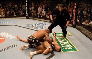 Chuck Liddell defendeu o cinturo dos meio-pesados por cinco vezes antes de encarar o ex-campeo do Pride, Quinton 'Rampage' Jackson, no UFC 71, em 2007. O campeo foi pego com um gancho e foi  lona a 1min53seg do primeiro round