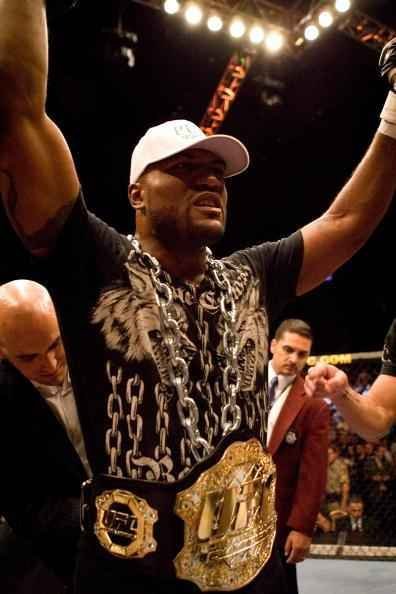 Chuck Liddell defendeu o cinturo dos meio-pesados por cinco vezes antes de encarar o ex-campeo do Pride, Quinton 'Rampage' Jackson, no UFC 71, em 2007. O campeo foi pego com um gancho e foi  lona a 1min53seg do primeiro round