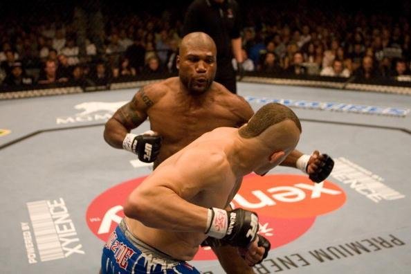 Chuck Liddell defendeu o cinturo dos meio-pesados por cinco vezes antes de encarar o ex-campeo do Pride, Quinton 'Rampage' Jackson, no UFC 71, em 2007. O campeo foi pego com um gancho e foi  lona a 1min53seg do primeiro round