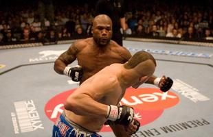 Chuck Liddell defendeu o cinturo dos meio-pesados por cinco vezes antes de encarar o ex-campeo do Pride, Quinton 'Rampage' Jackson, no UFC 71, em 2007. O campeo foi pego com um gancho e foi  lona a 1min53seg do primeiro round