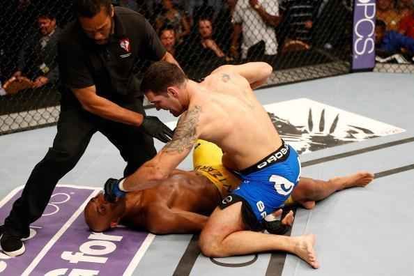 Em um dos resultados mais chocantes da histria do UFC, Anderson Silva deu adeus ao cinturo do peso mdio na 11 defesa, ao ser nocauteado por Chris Weidman, na edio 162, em 2013. Maior estrela da organizao na poca, Spider abusou das brincadeiras durante o combate e foi pego com cruzado do ento desafiante, no segundo round. O brasileiro ainda continua sendo o recordista de defesas de cinturo do Ultimate 