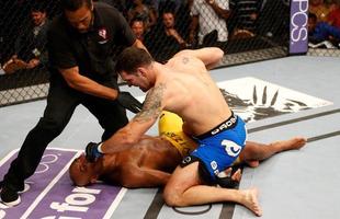 Em um dos resultados mais chocantes da histria do UFC, Anderson Silva deu adeus ao cinturo do peso mdio na 11 defesa, ao ser nocauteado por Chris Weidman, na edio 162, em 2013. Maior estrela da organizao na poca, Spider abusou das brincadeiras durante o combate e foi pego com cruzado do ento desafiante, no segundo round. O brasileiro ainda continua sendo o recordista de defesas de cinturo do Ultimate 