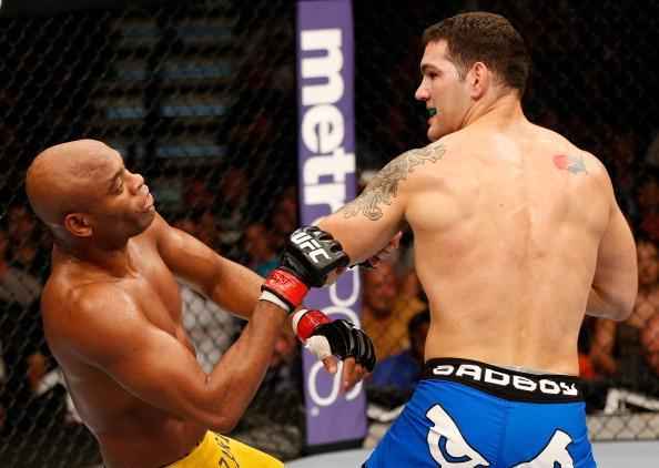 Em um dos resultados mais chocantes da histria do UFC, Anderson Silva deu adeus ao cinturo do peso mdio na 11 defesa, ao ser nocauteado por Chris Weidman, na edio 162, em 2013. Maior estrela da organizao na poca, Spider abusou das brincadeiras durante o combate e foi pego com cruzado do ento desafiante, no segundo round. O brasileiro ainda continua sendo o recordista de defesas de cinturo do Ultimate 