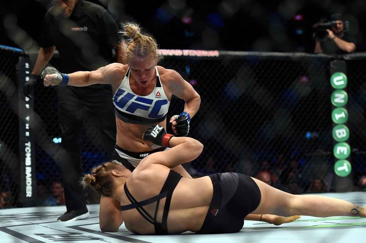 A ltima vtima foi Ronda Rousey, maior estrela do UFC na atualidade. Rowdy foi nocauteada por Holly Holm na luta principal da edio 193, no fim de semana passado, e deu adeus ao ttulo e  invencibilidade