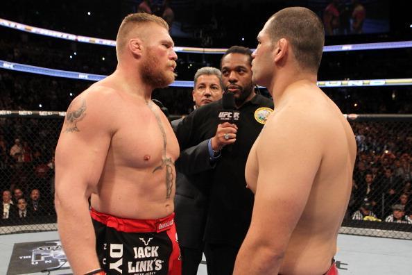 dolo do WWE e um dos lutadores mais populares da histria do UFC, Brock Lesnar colocou o cinturo do peso pesado em jogo pela terceira vez, na edio 121. em outubro de 2010, contra Cain Velasquez. Considerado favorito, o gigante no teve o mesmo sucesso das defesas de ttulo anteriores (quando bateu Frank Mir e Shane Carwin) e acabou nocauteado pelo americano de origem mexicana, a 4min12seg do primeiro round. Aps a perda do cinturo, Lesnar lutou mais uma vez no Ultimate, na derrota para Alistair Overeem, e decidiu abandonar o MMA.  Ele vinha enfrentando um problema com diverticulite (inflamao no intestino grosso), que abreviou a passagem pelo octgono: apenas oito lutas, com cinco vitrias e trs reveses