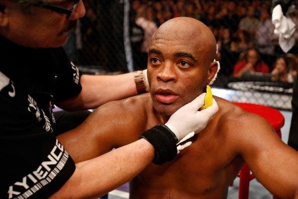 Em um dos resultados mais chocantes da histria do UFC, Anderson Silva deu adeus ao cinturo do peso mdio na 11 defesa, ao ser nocauteado por Chris Weidman, na edio 162, em 2013. Maior estrela da organizao na poca, Spider abusou das brincadeiras durante o combate e foi pego com cruzado do ento desafiante, no segundo round. O brasileiro ainda continua sendo o recordista de defesas de cinturo do Ultimate 