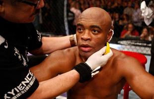 Em um dos resultados mais chocantes da histria do UFC, Anderson Silva deu adeus ao cinturo do peso mdio na 11 defesa, ao ser nocauteado por Chris Weidman, na edio 162, em 2013. Maior estrela da organizao na poca, Spider abusou das brincadeiras durante o combate e foi pego com cruzado do ento desafiante, no segundo round. O brasileiro ainda continua sendo o recordista de defesas de cinturo do Ultimate 