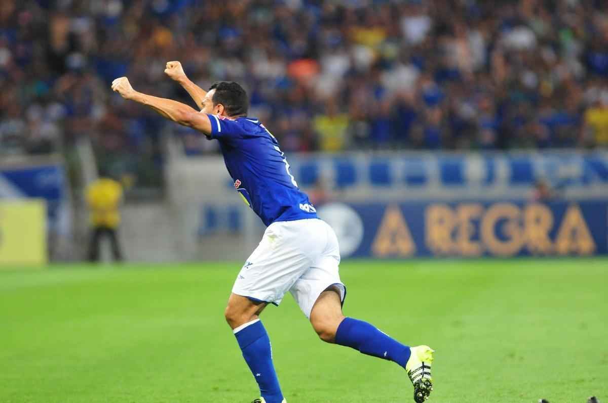 Cruzeiro 2 x 0 Coritiba: com um golao de Cear e outro tento de Willian, equipe do tcnico Mano Menezes conquistou outra importante vitria.
