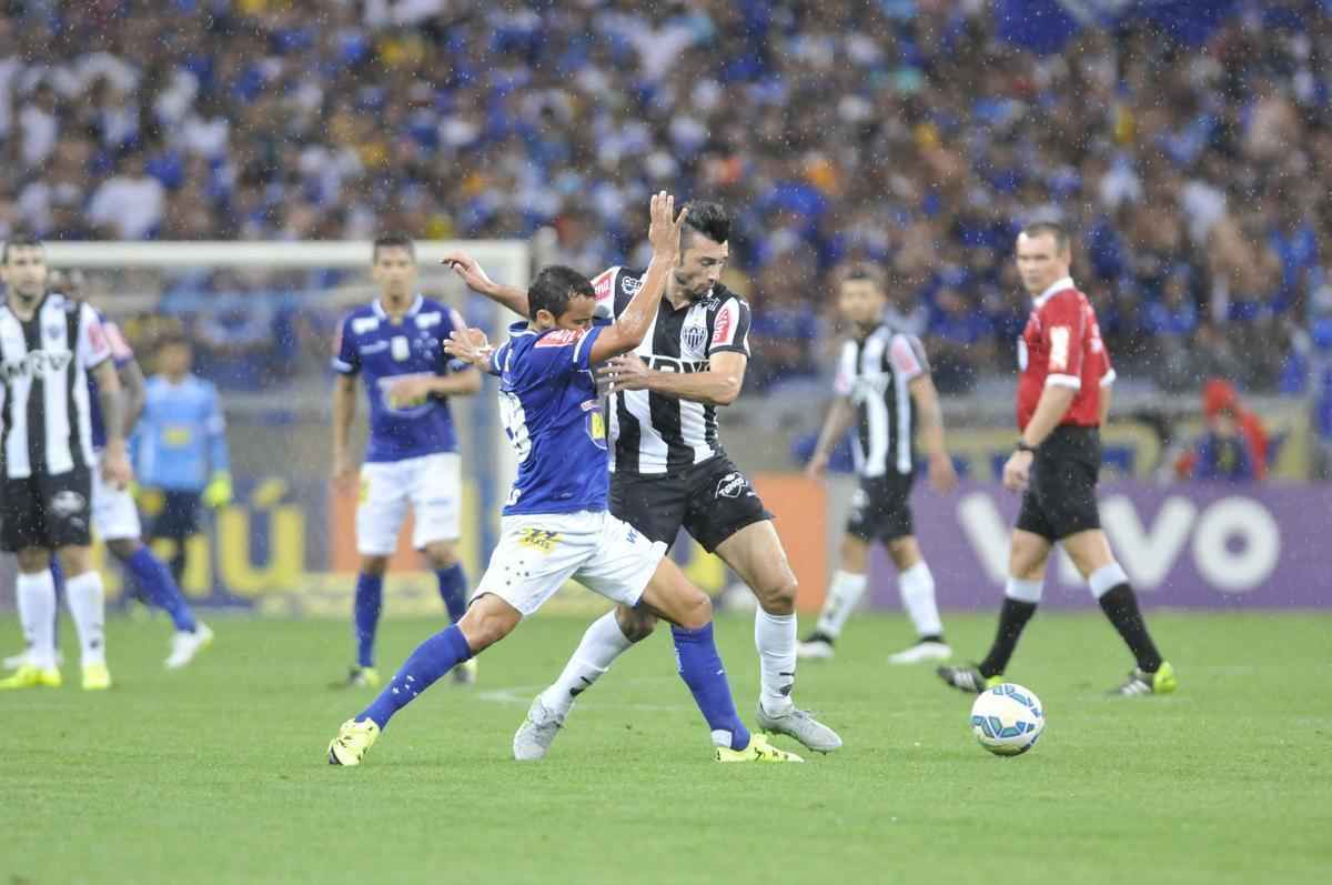 Cruzeiro 1 x 1 Atltico: mesmo com um jogador a menos em grande parte do jogo, o clube estrelado ficou  frente no placar at ser castigado no fim.