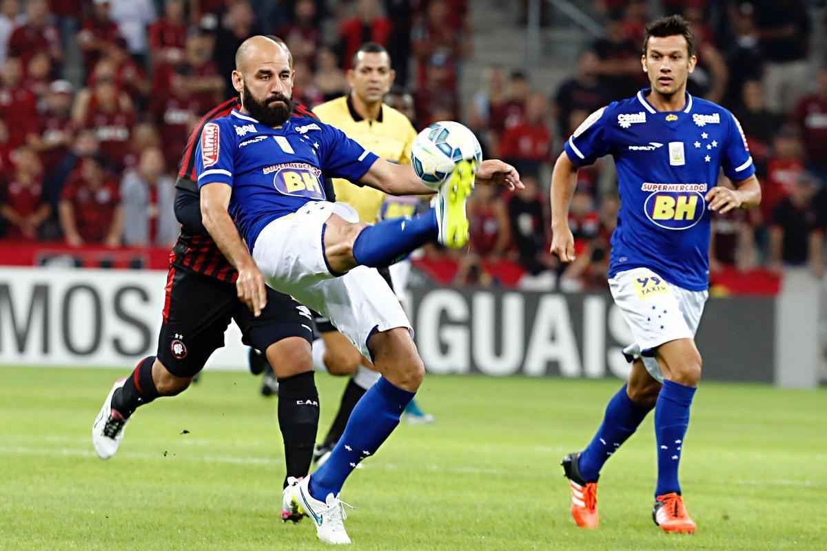 Atltico-PR 2 x 2 Cruzeiro: a Raposa mostrou irregularidade dentro da partida. Mesmo assim, foi melhor e poderia ter sado com o resultado positivo. Os gols foram marcados por Fabrcio e De Arrascaeta. 